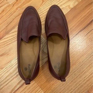 Susina Leather Flats/Loafers in burgundy 7W